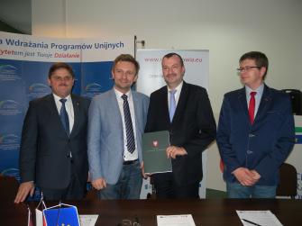 obraz-1 na stronie o tytule: Burmistrz podpisał umowę na budowę toru rolkowego