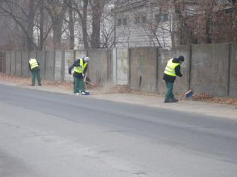 obraz-1 na stronie o tytule: Więźniowie sprzątają ząbkowskie ulice