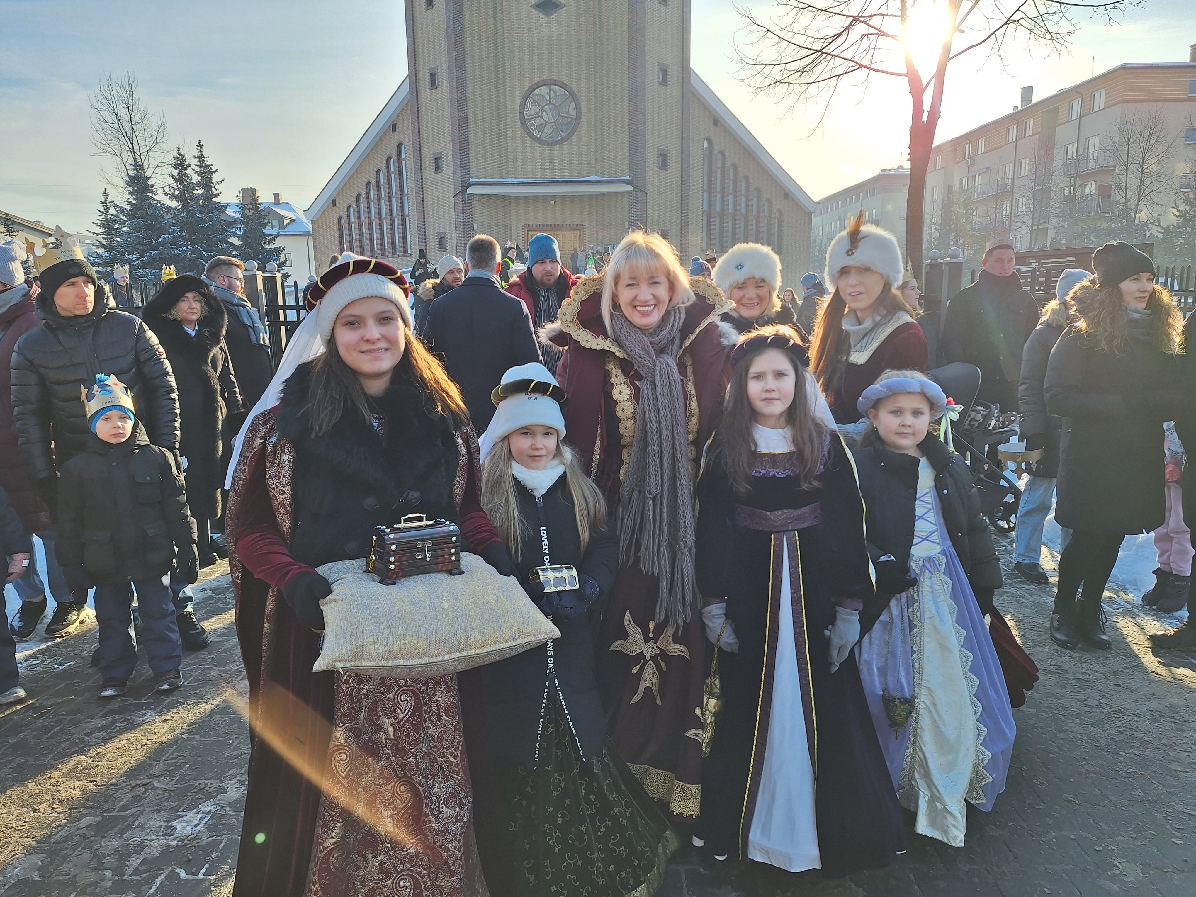 zdjecie na stronie o tytule: Mieszkańcy Ząbek w Orszaku Trzech Króli
