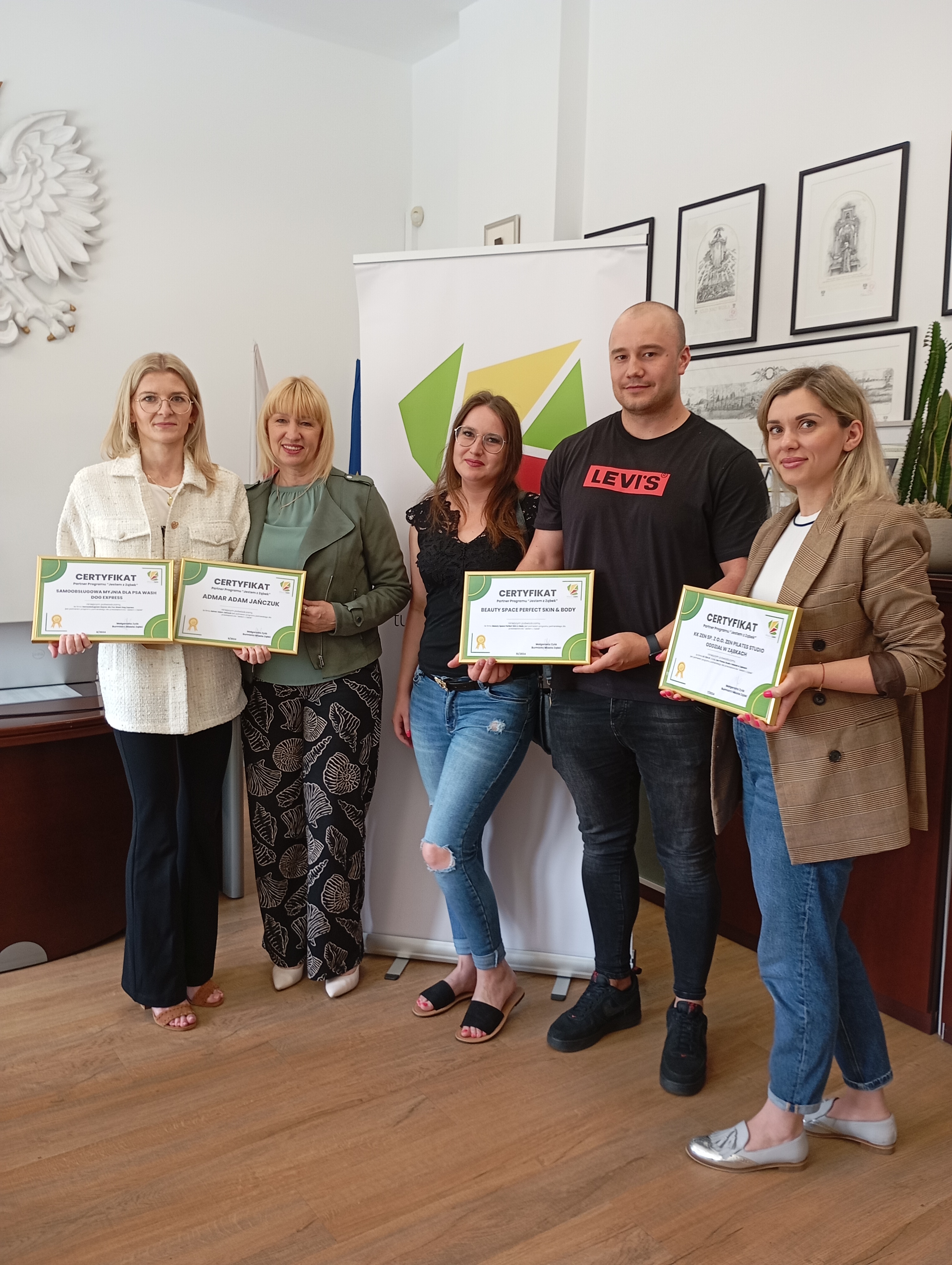 zdjecie na stronie o tytule: Kolejne podpisanie porozumień z Partnerami Programu Jestem z Ząbek - Karta Mieszkańca za nami.