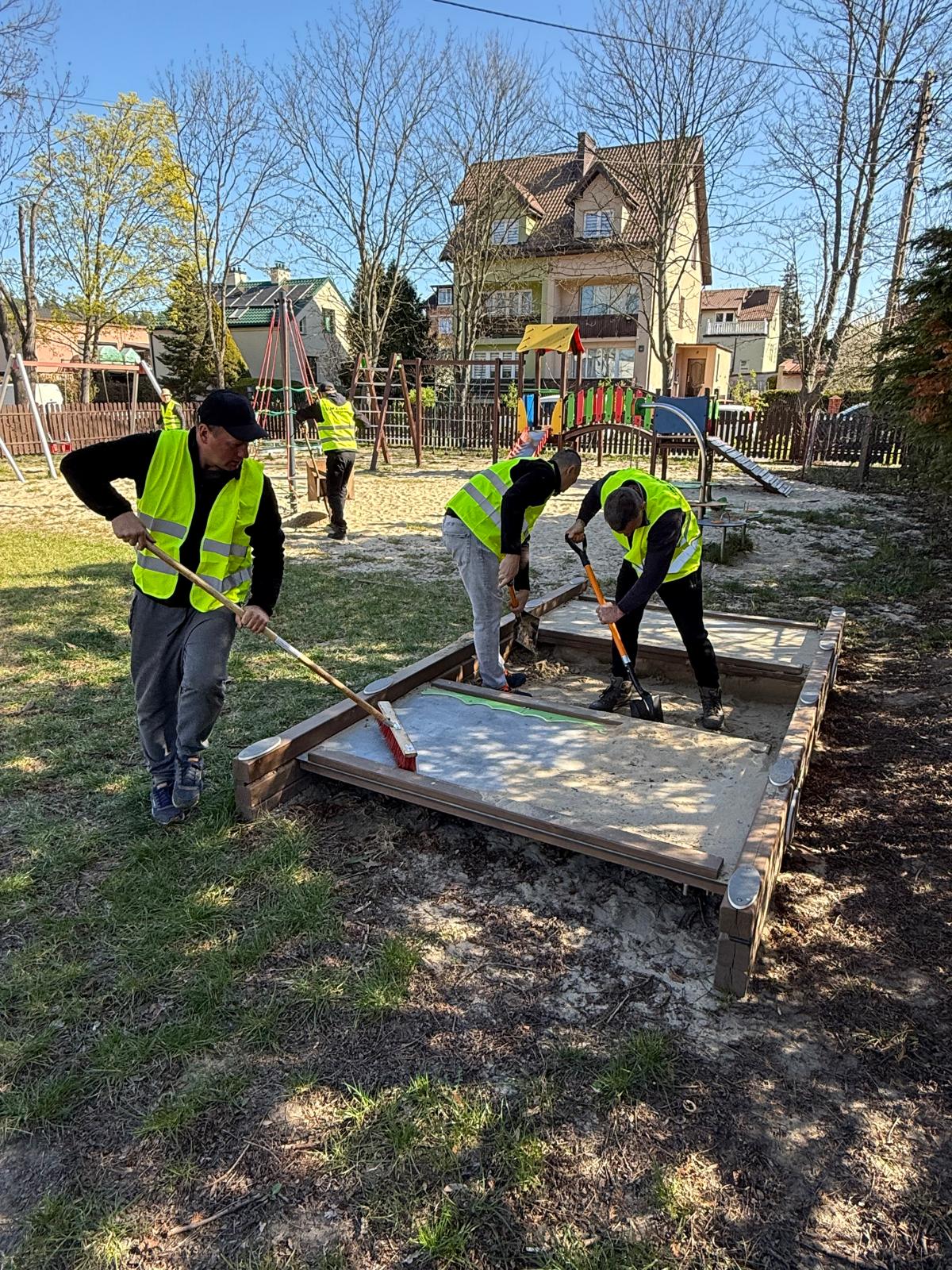 zdjecie na stronie o tytule: Wiosenne porządki na miejskich placach zabaw