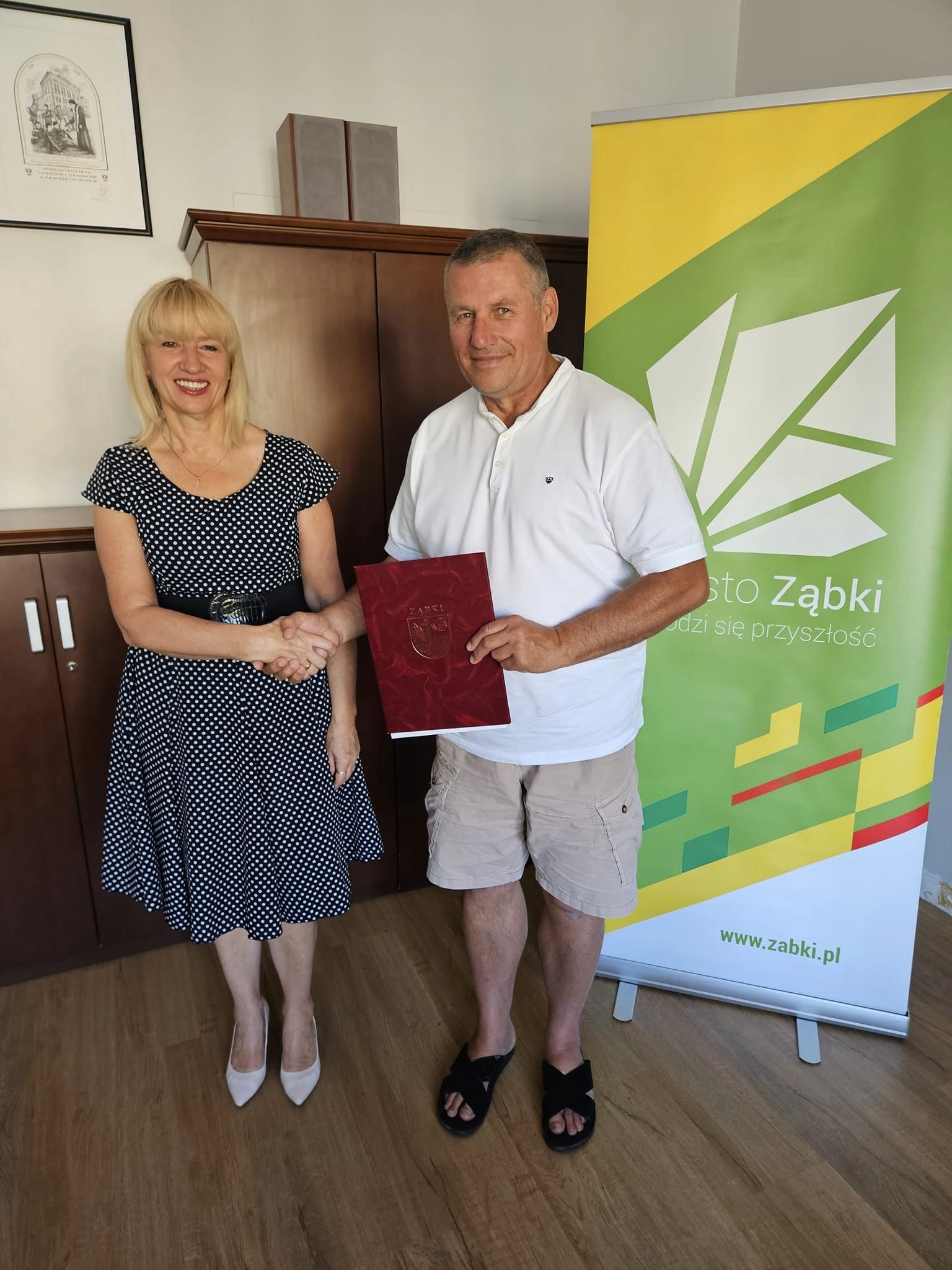 zdjecie na stronie o tytule: Umowa na budowę drogi rowerowej i pieszo-rowerowej podpisana!