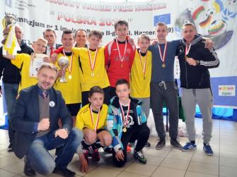 obraz-1 na stronie o tytule: Historyczne zwycięstwo – puchar w rękach piłkarzy z Gimnazjum nr 1 w Ząbkach
