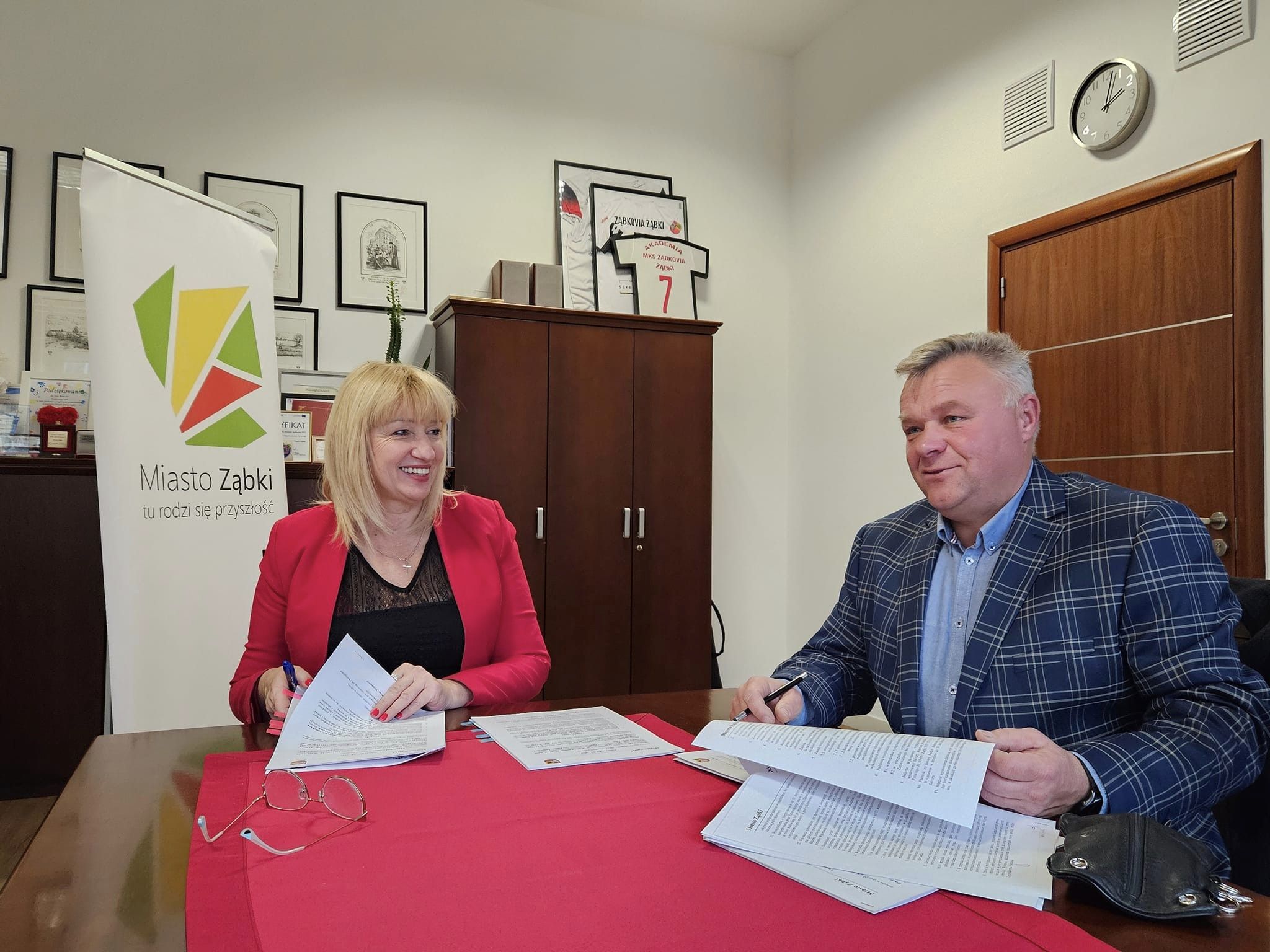 zdjecie na stronie o tytule: Umowa na renowację Orlika przy SP nr 4 podpisana!