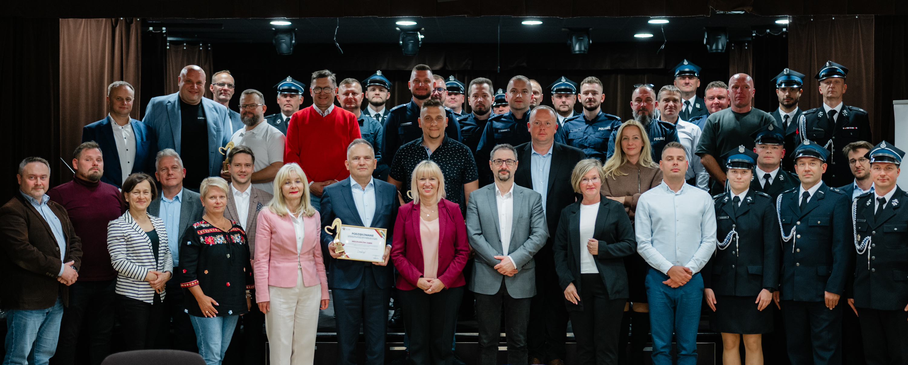 zdjecie na stronie o tytule: Podziękowania podczas sesji Rady Miasta Ząbki dla służb, przedsiębiorców i mieszkańców zaasngażowanych w pomoc pogorzelcom