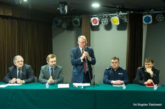 obraz-1 na stronie o tytule: Konferencja w sprawie bezpieczeństwa rozgrywek piłki nożnej w Ząbkach