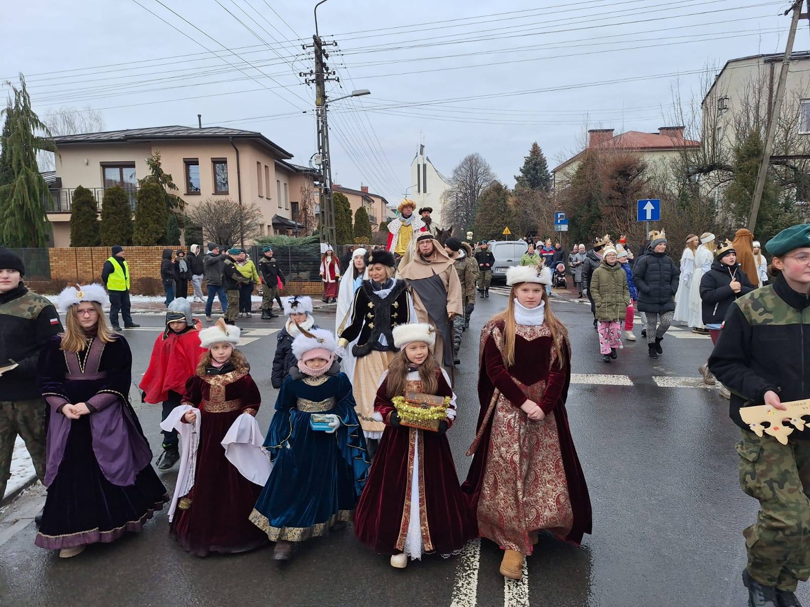 zdjecie na stronie o tytule: Orszak Trzech Króli w Ząbkach to wydarzenie, które na stałe wpisało się w kalendarz miejskich uroczystości