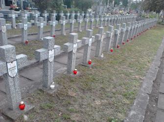 obraz-1 na stronie o tytule: Apel Pamięci  na ząbkowskim cmentarzu