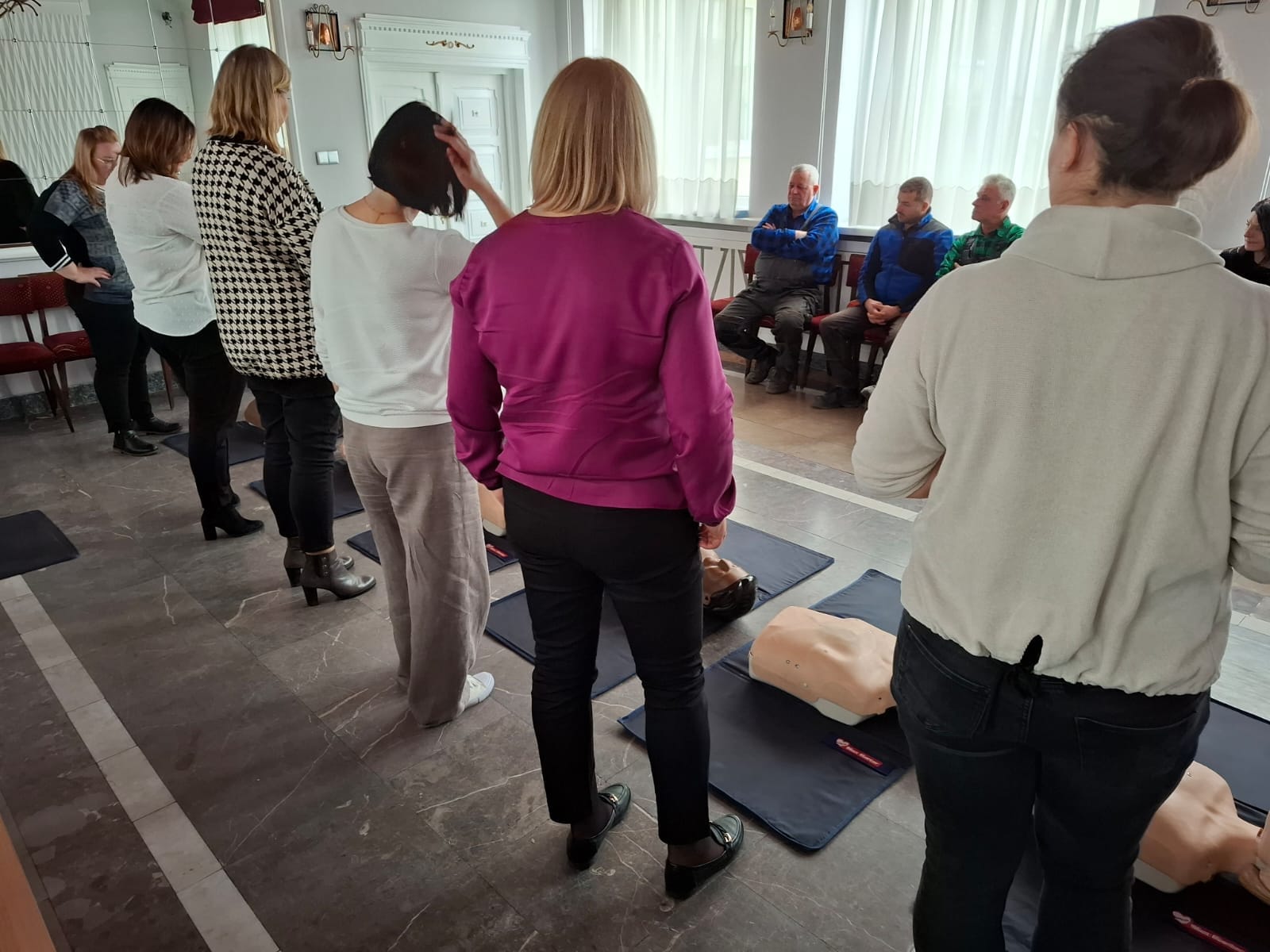 zdjecie na stronie o tytule: Trwają szkolenia z pierwszej pomocy z użyciem defibrylatora AED