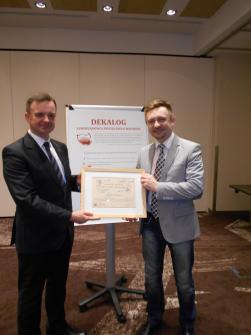 obraz-1 na stronie o tytule: Burmistrz Miasta Ząbki otrzymał wyróżnienie Samorządowiec Przyjazny Rodzinie