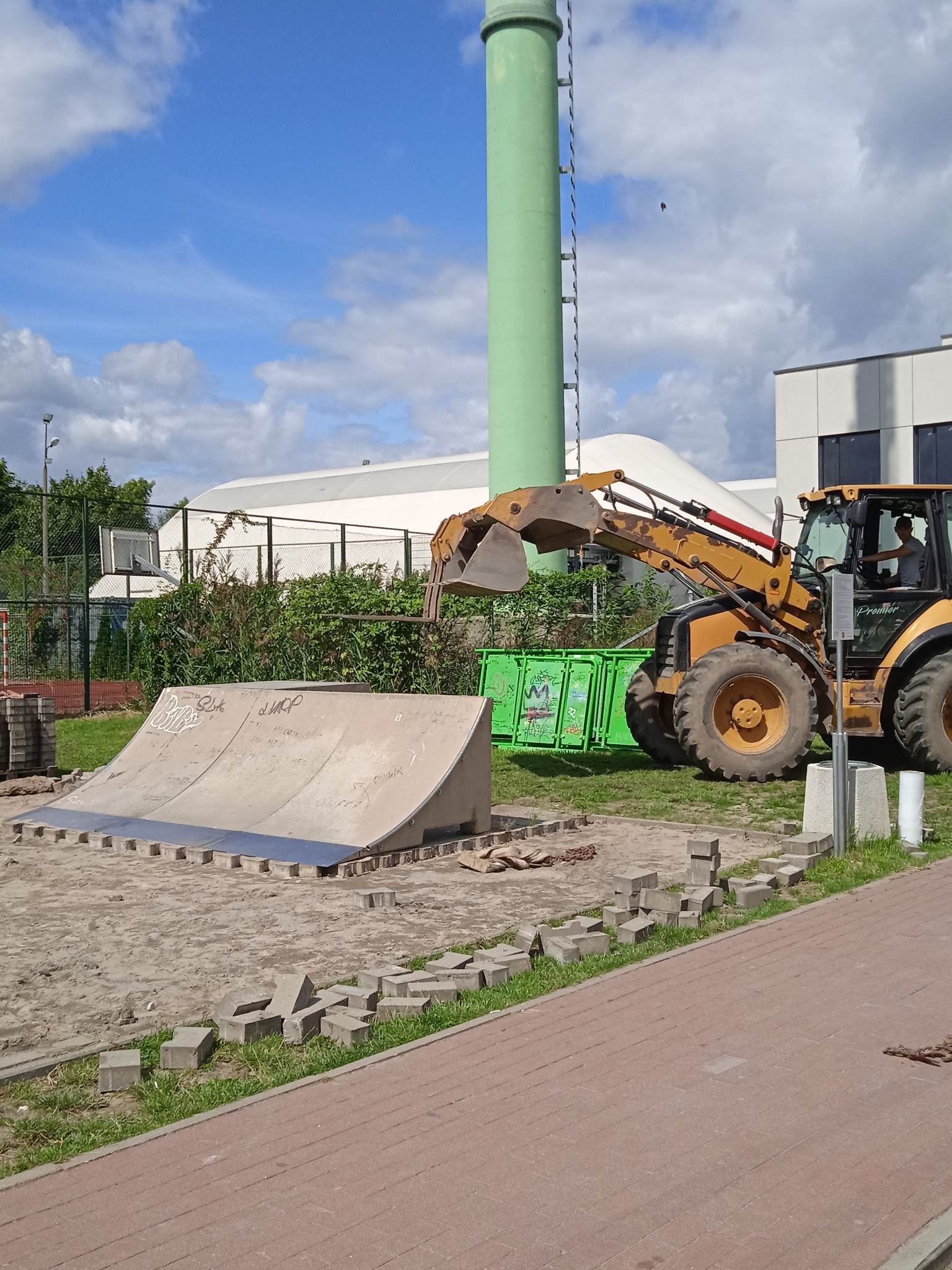 zdjecie na stronie o tytule: Ruszyła rozbudowa skateparku przy ul. Słowackiego w Ząbkach
