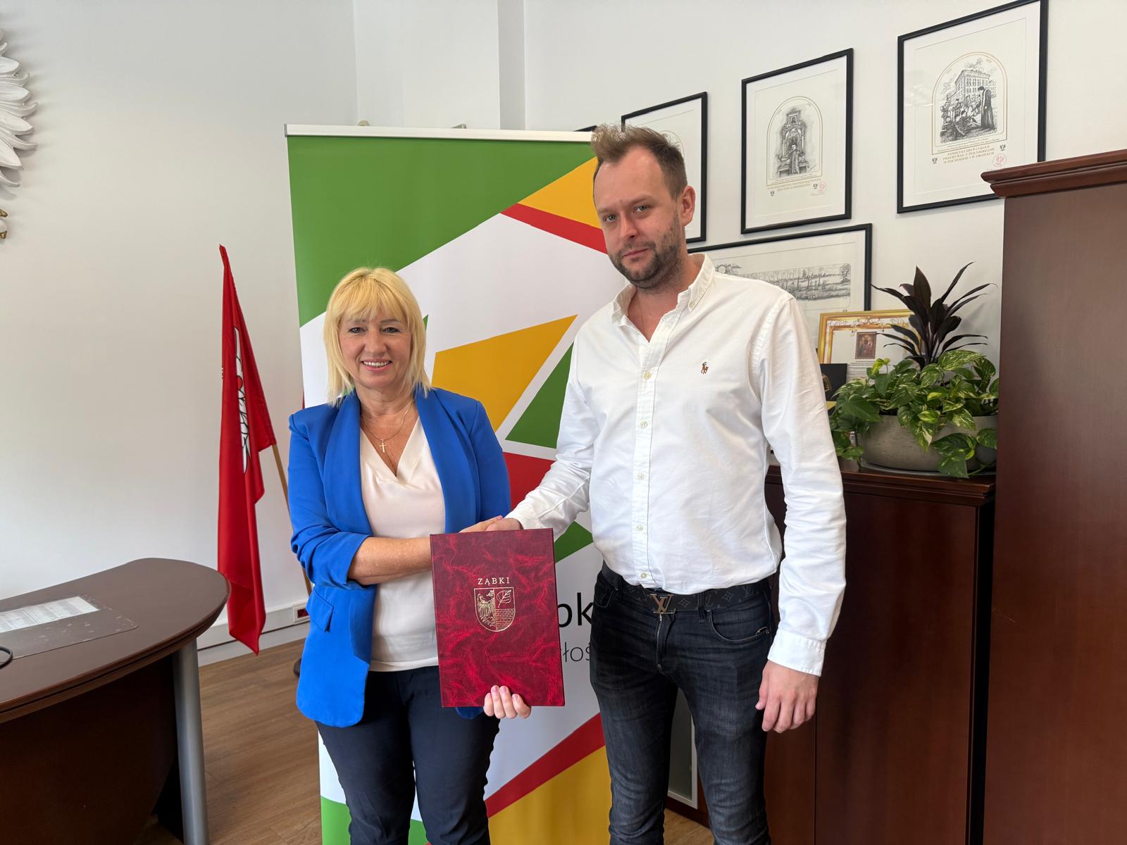 zdjecie na stronie o tytule: Dziś została podpisana umowa na opracowanie projektu systemów modułowych fotowoltaicznych