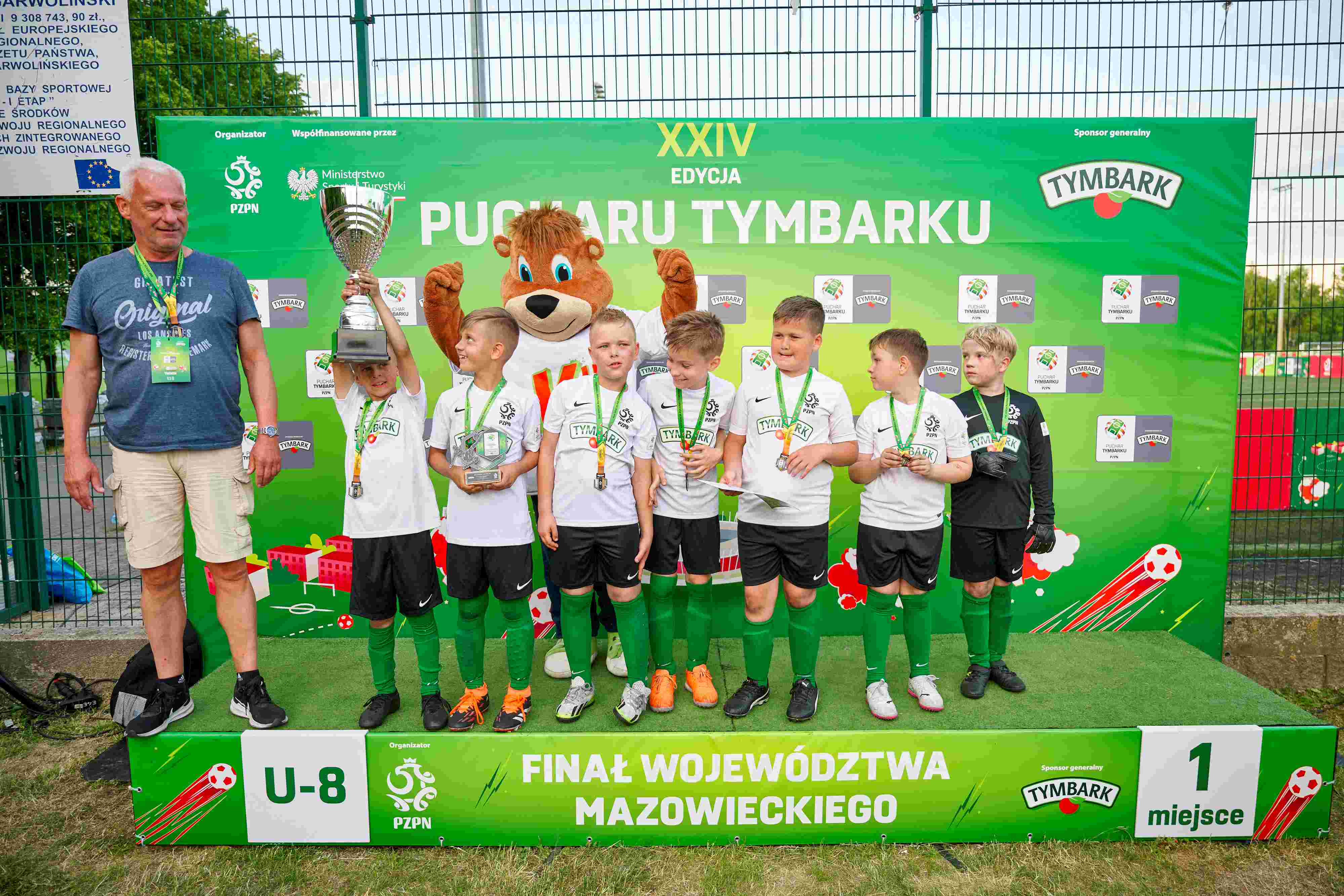 zdjecie na stronie o tytule: Chłopcy z SP nr 1 w Ząbkach zwycięzcami Mazowieckiego Finału Wojewódzkiego Pucharu Tymbarku w kategorii U-8!