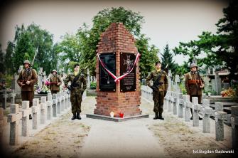 obraz-1 na stronie o tytule: Obchody rocznicy Bitwy Warszawskiej oraz odsłonięcie pomnika Żołnierzy 80 PP w Ząbkach