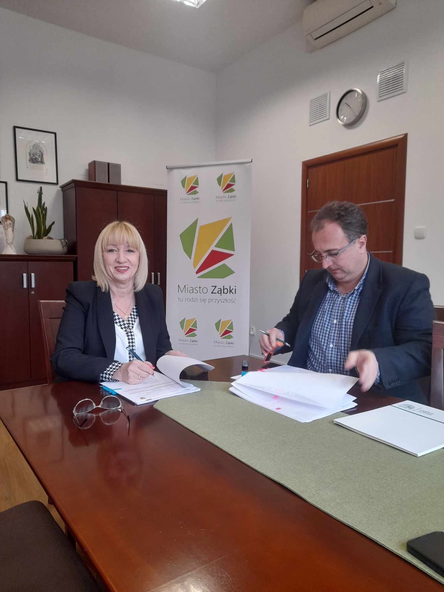 zdjecie na stronie o tytule: Umowa na przebudowę ulicy Cichej podpisana!