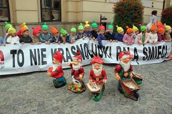 obraz-1 na stronie o tytule: Happening &quot;To nie krasnoludki palą śmieci&quot;