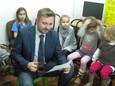 Burmistrz Ząbek czyta dzieciom