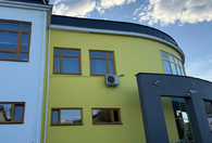 Fotografia dotycząca Zakończono termomodernizację elewacji w Zespole Szkół nr 1 w Ząbkach