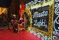 Fotografia dotycząca Rozświetlenie choinki i kiermasz świąteczny w Ząbkach. Dziękujemy, że tak tłumnie przybyliście!