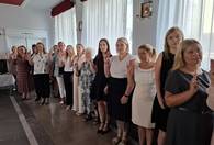 Fotografia dotycząca 34 ząbkowskich nauczycieli odebrało akty nadania awansu zawodowego z rąk Małgorzaty Zyśk Burmistrza Miasta Ząbki