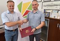 Fotografia dotycząca Podpisano umowę na budowę chodnika w ciągu ul. Granicznej
