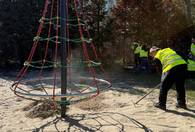 Fotografia dotycząca Wiosenne porządki na miejskich placach zabaw