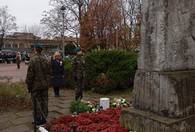 Fotografia dotycząca uczniowie z Liceum Ogólnokształcącego im. rtm. Witolda Pileckiego  świętowali obchody 11- tego listopada