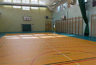 Fotografia dotycząca Uczniowie SP 4 mogą cieszyć się pięną, zmodernizowaną halą sportową