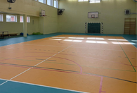 Fotografia dotycząca Uczniowie SP 4 mogą cieszyć się pięną, zmodernizowaną halą sportową
