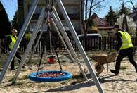 Fotografia dotycząca Wiosenne porządki na miejskich placach zabaw