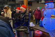 Fotografia dotycząca Rozświetlenie choinki i kiermasz świąteczny w Ząbkach. Dziękujemy, że tak tłumnie przybyliście!