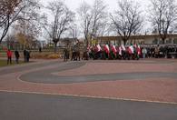 Fotografia dotycząca uczniowie z Liceum Ogólnokształcącego im. rtm. Witolda Pileckiego  świętowali obchody 11- tego listopada
