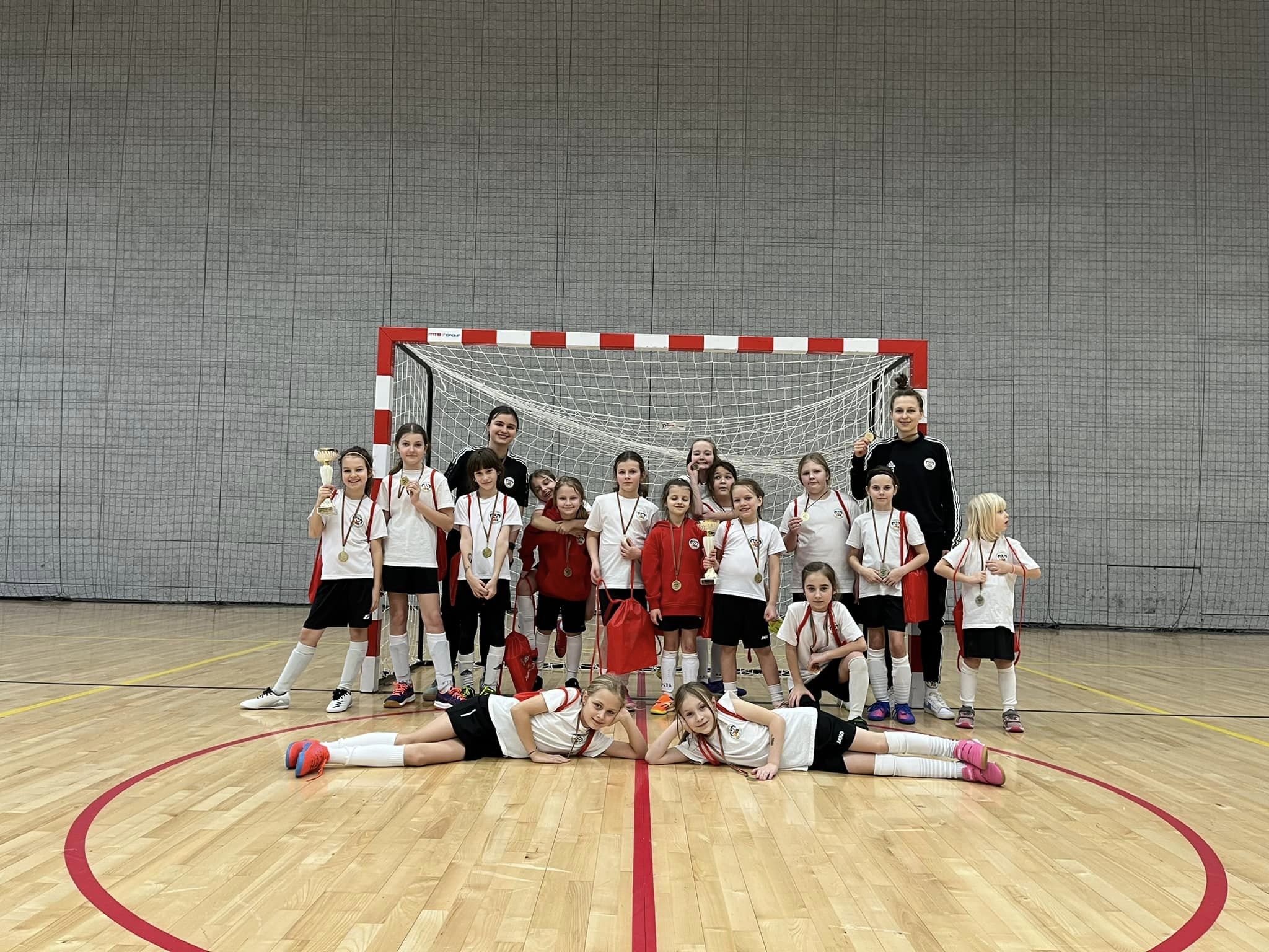 piłkarki ząbkovii z trenerką i medalami