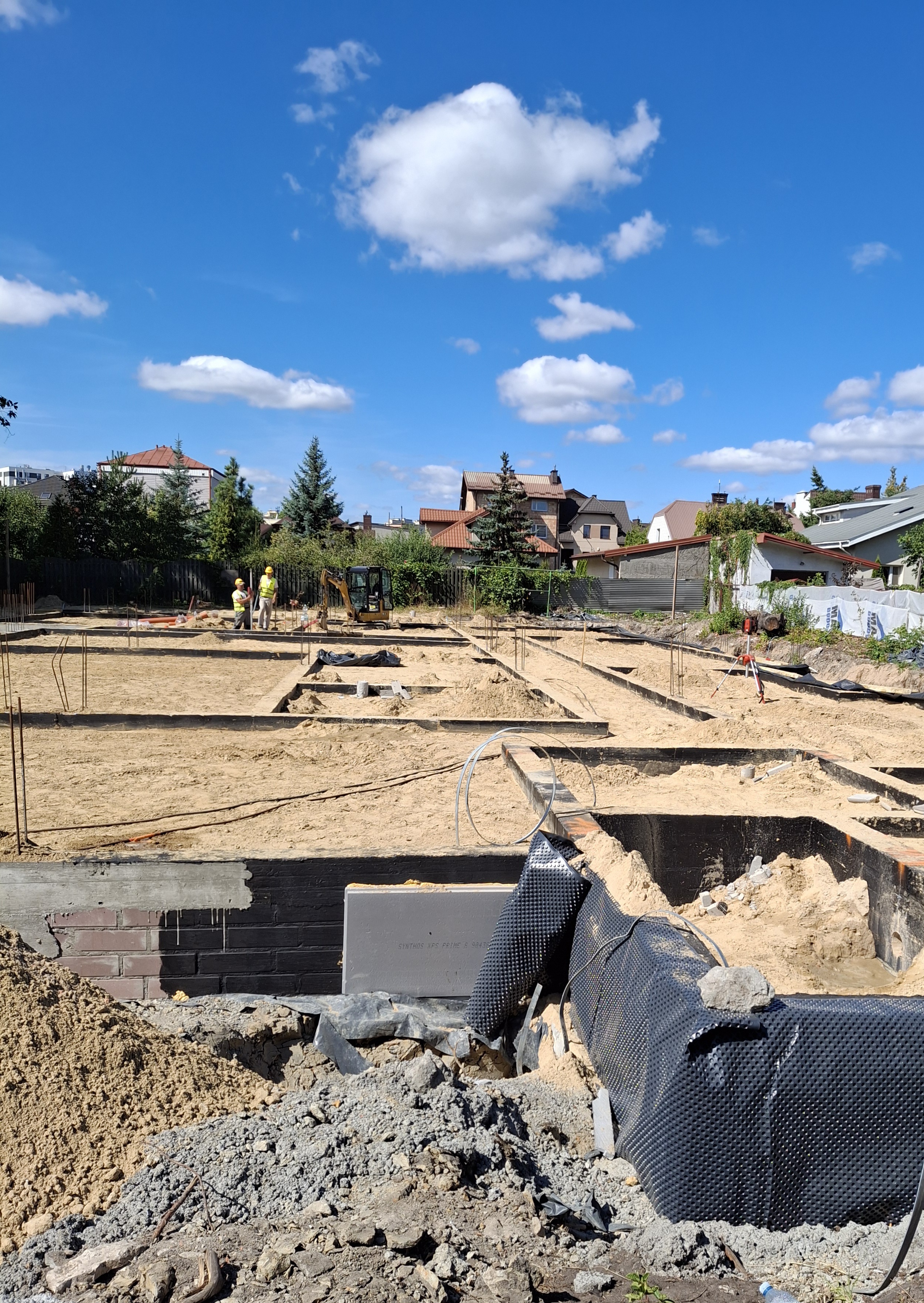 widok przygotowanych fundamentów