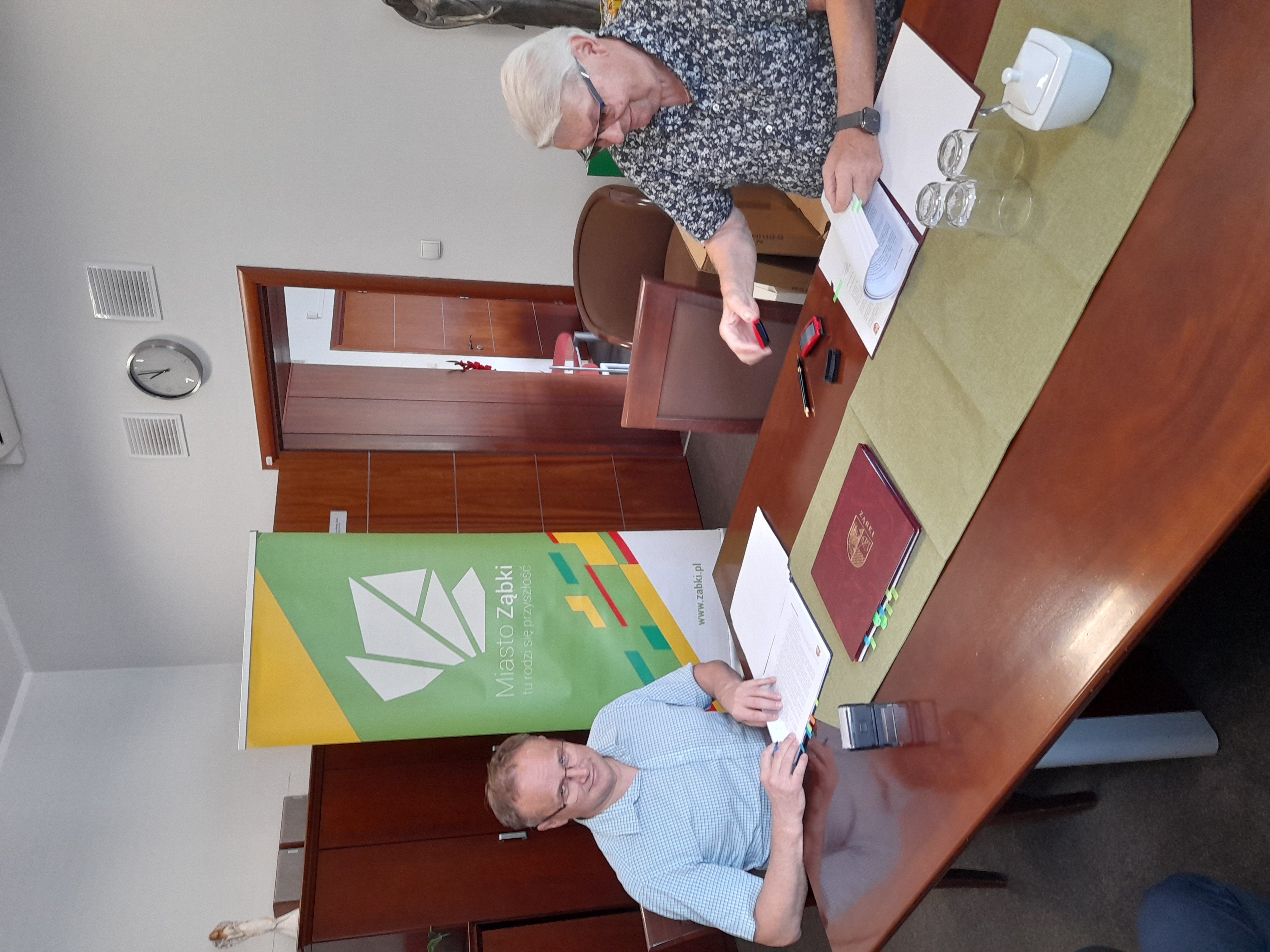 Zastępca Burmistrza i pan Jerzy Szpański podpisują umowę na budowę kanalizacji w ulicy Wspólnej